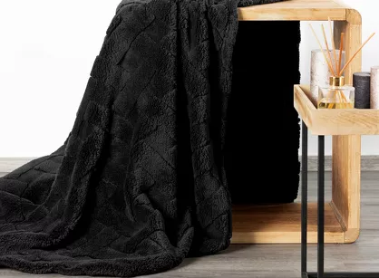 Koc 170x210 CARO czarny puszysty typu flano z wytłaczanym wzorem Design 91