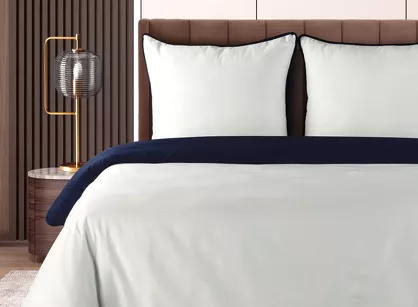 Pościel z makosatyny 140x200 LUNARA biała granatowa z ozdobnym sznurem pasmanteryjnym