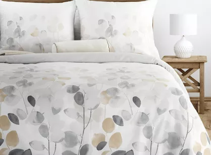 Pościel satynowa 140x200 SPRING 94 biała z wzorem popielatych liści z kolekcji Classic