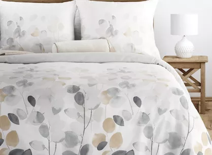 Pościel satynowa 140x200 SPRING 94 biała z wzorem popielatych liści z kolekcji Classic