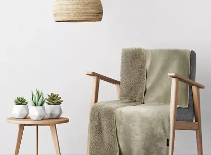 Koc na fotel jednokolorowy 70x160 TEDY beżowy imitujący buklę