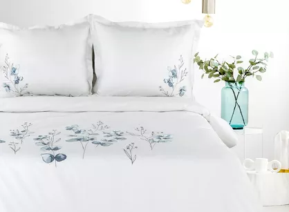 Pościel satynowa 220x200 HAFT 11B biała z haftowanym niebieskim wzorem botanicznym z kolekcji Premium
