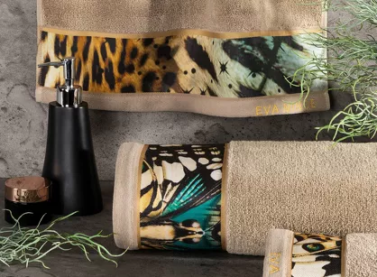 Ręcznik 70x140 EVA 15 Eva Minge beżowy zdobiony bordiurą z designerskim wzorem w motyle z kolekcji Premium