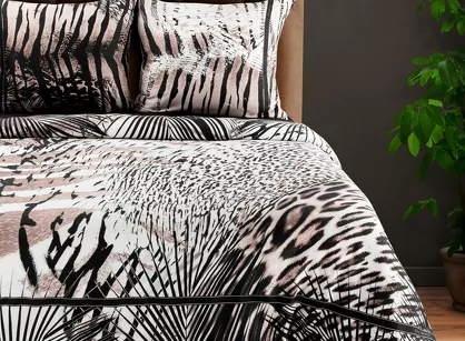 Pościel z makosatyny 160x200 EVA 21 Eva Minge jasnobrązowa z wzorem zwierzęcym i napisami z kolekcji Premium