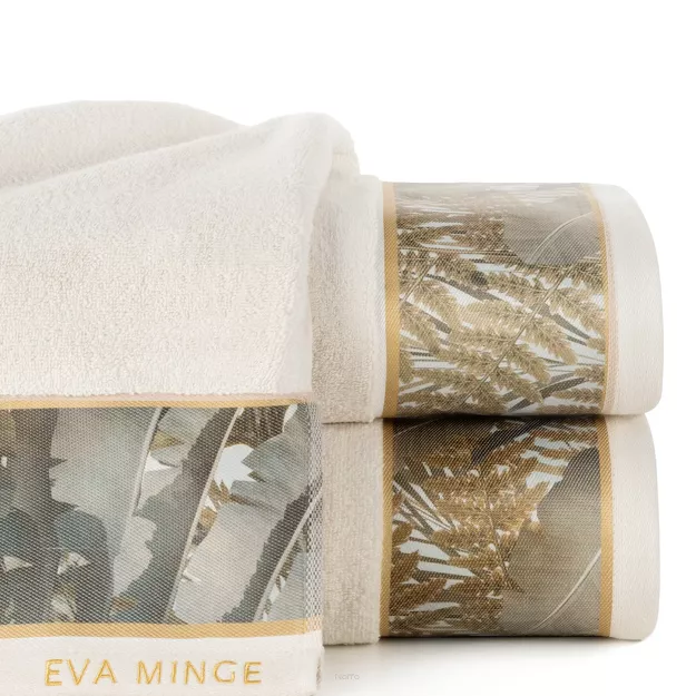 Ręcznik 70x140 EVA 17 Eva Minge beżowy zdobiony bordiurą z botanicznym wzorem w liście z kolekcji Premium