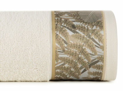 Ręcznik 70x140 EVA 17 Eva Minge beżowy zdobiony bordiurą z botanicznym wzorem w liście z kolekcji Premium