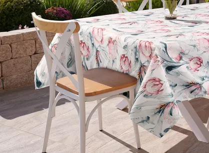 Obrus na taras 140x220 GARDEN 32 biały wodoodporny niebieski motyw kwiatowy