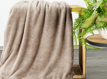 Koc 150x200 BLINK beżowy puszysty z błyszczącą srebrną nicią Design 91
