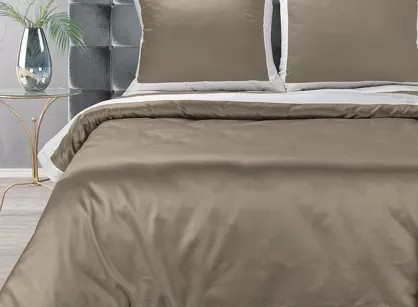 Pościel satyna bawełniana 160x200 LAURA kawowa zdobiona ozdobną białą kantą z kolekcji Nova Style