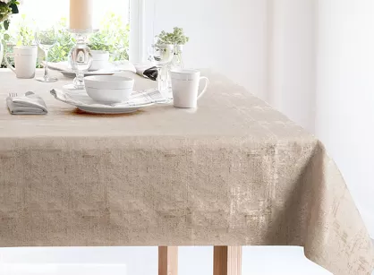 Obrus 140x220 COLETTE beżowy z przecieranym złotym wzorem z domieszką wiskozy