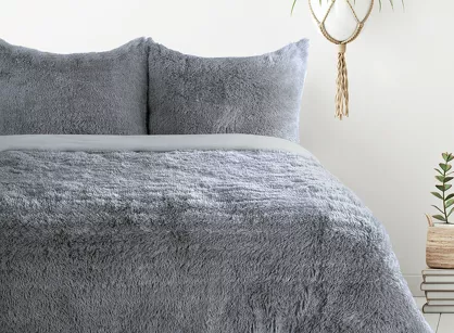 Pościel z mikrowłókna 220x200 TIFFANY srebrna o strukturze futra z kolekcji Design 91