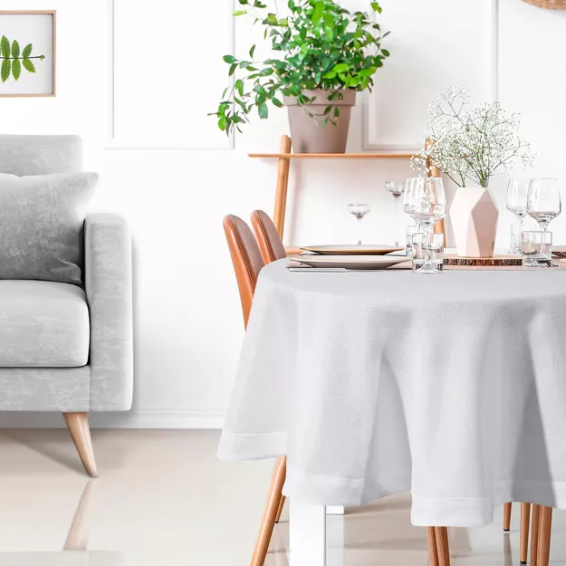 Obrus fi 120 BIANCA 2 biały zdobiony kantą z wplecioną nicią srebrną Diva Line