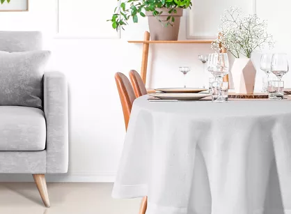 Obrus fi 120 BIANCA 2 biały zdobiony kantą z wplecioną nicią srebrną Diva Line