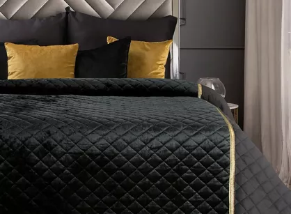 Narzuta welwetowa 220x240 KRISTIN czarna przeszywana w delikatny wzór z błyszczącą lamówką
