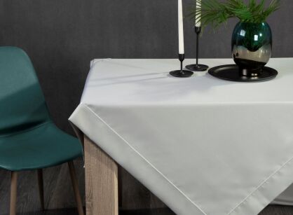 Obrus elegancki 145x240 MADELE srebrny zdobiony srebrną lamówką