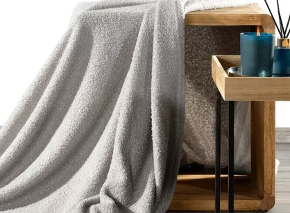 Koc 150x200 BUKLA srebrny jednokolorowy wzór baranka