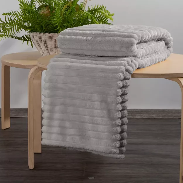 Koc na fotel 70x160 SOFT beżowy puszysty typu flano z wytłaczanym wzorem Design 91