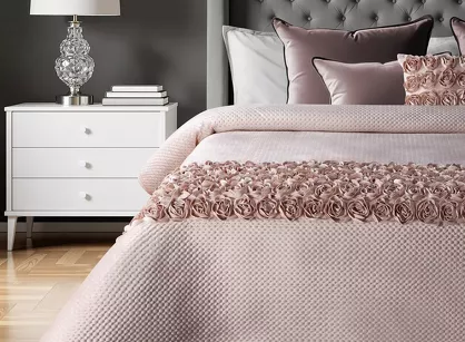 Narzuta welwetowa 220x240 ROSES Eva Minge pudrowa z pasem róż 3D