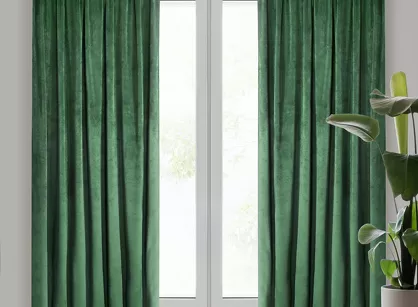 Zasłona na taśmie 140x270 MELANIE welwetowa ciemna zieleń o aksamitnej strukturze