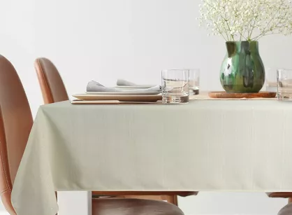 Obrus 140x260 GLAMO beżowy z przetykaną błyszczącą złotą nicią