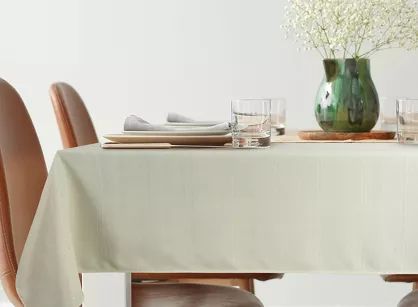 Obrus 140x260 GLAMO beżowy z przetykaną błyszczącą złotą nicią