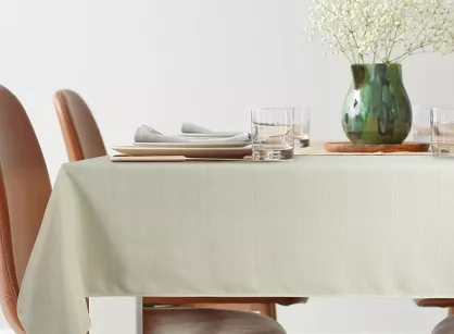 Obrus 140x260 GLAMO beżowy z przetykaną błyszczącą złotą nicią