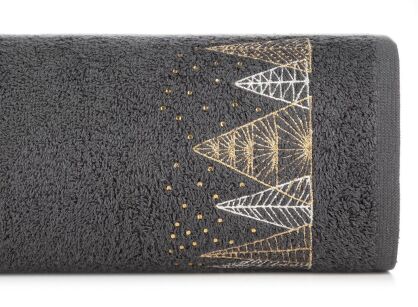 Ręcznik świąteczny 50x90 SANTA 21 stalowy z wyhaftowanym złoto srebrnym haftem choinek