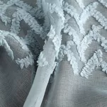 Zasłona na przelotkach ESTERI niebieska z matowej tkaniny zdobiona puszystą geometryczną aplikacją - 3