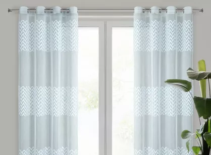 Zasłona na przelotkach ESTERI niebieska z matowej tkaniny zdobiona puszystą geometryczną aplikacją