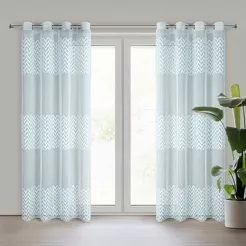 Zasłona gotowa na przelotkach ESTERI niebieska z matowej tkaniny zdobiona puszystą geometryczną aplikacją