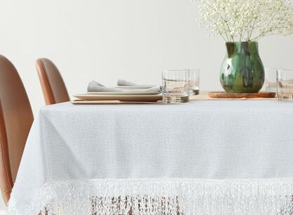 Obrus 140x280 JASPER biały wykończony wyrazistymi frędzlami z kolekcji Premium