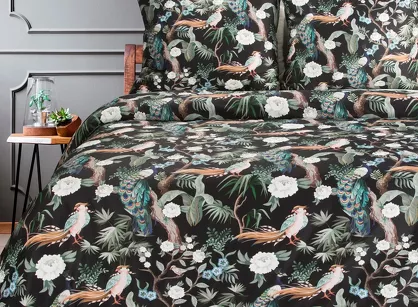 Pościel satynowa 220x200 GIFT 2 czarna z egzotycznym wzorem kwiatów i ptaków z kolekcji Nova Print zapakowana w pudełko