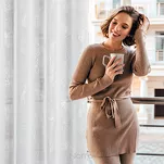 Zasłona na przelotkach 140x250 SAGI biała z etaminy zdobiona gumowym wzorem srebrnych kwiatów - 9