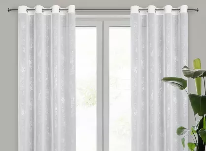 Zasłona na przelotkach 140x250 SAGI biała z etaminy zdobiona gumowym wzorem srebrnych kwiatów