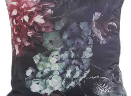 Poszewka welwetowa 45x45 VELVET 131 bordowa z designerskim zielonym wzorem kwiatowym obszyta lamówką