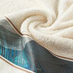 Ręcznik 70x140 EVA 3 Eva Minge kremowy zdobiony drukowaną bordiurą z wzorem niebieskiego liścia - 4