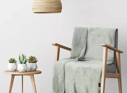 Koc na fotel jednokolorowy 70x160 TEDY srebrny imitujący buklę