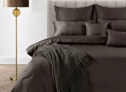 Pościel z makosatyny 140x200 ELEGANT 1G Eva Minge brązowa z ozdobną kantą i haftem