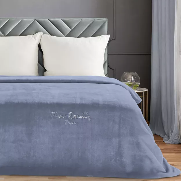 Koc akrylowy 160x220 CLARA 1 Pierre Cardin niebieski jednokolorowy z wyhaftowanym logo