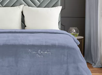 Koc akrylowy 160x220 CLARA 1 Pierre Cardin niebieski jednokolorowy z wyhaftowanym logo
