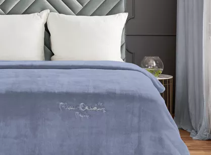 Koc akrylowy 160x220 CLARA 1 Pierre Cardin niebieski jednokolorowy z wyhaftowanym logo