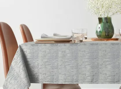 Obrus 140x220 ALINA srebrny z żakardowym wzorem drobnych kwadracików