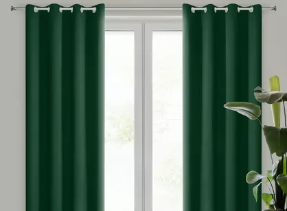 Zasłona na przelotkach 135x250 LOGAN zaciemniająca ciemna zieleń jednokolorowa z półmatowej tkaniny