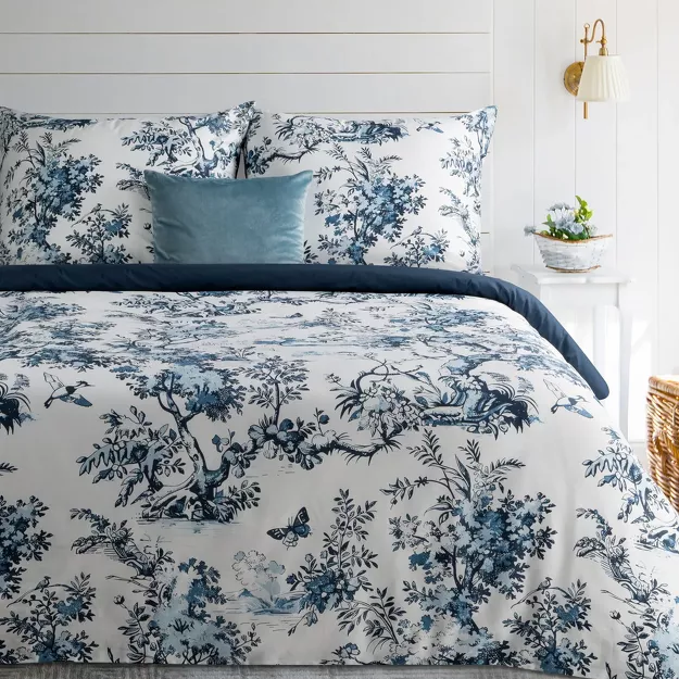 Pościel satynowa 220x200 SPRING 86 biała z granatowym wzorem roślinnym z kolekcji Classic
