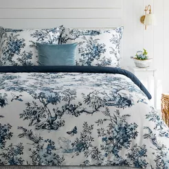 Pościel satynowa 220x200 SPRING 86 biała z granatowym wzorem roślinnym z kolekcji Classic