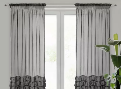 Firana na taśmie 140x270 CARLI czarna z etaminy zdobiona w dolnej części falbanami z paskiem cyrkonii