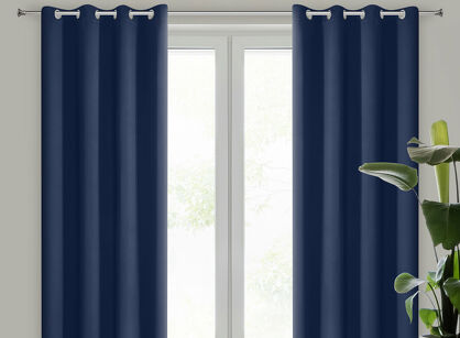 Zasłona na przelotkach 135x250 LOGAN zaciemniająca granatowa jednokolorowa z półmatowej tkaniny