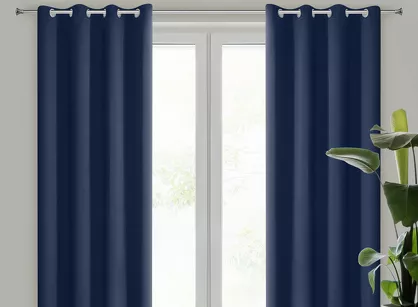 Zasłona na przelotkach 135x250 LOGAN zaciemniająca granatowa jednokolorowa z półmatowej tkaniny