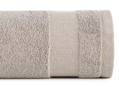 Ręcznik 50x90 NESSY beżowy z szeroką żakardową bordiurą  przetykaną metaliczną nicią 500 g/m2