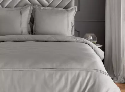 .Pościel satynowa 220x200 HAFT 4 srebrna zdobiona srebrnym haftem z kolekcji Premium